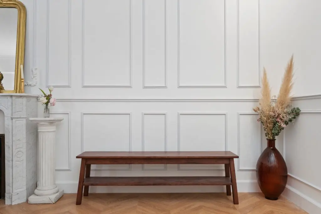 Banc et moulures haussmanniennes
